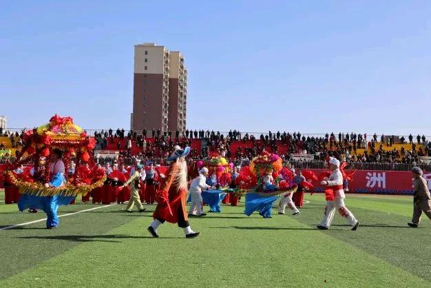 陕西子洲县……非遗秧歌校园“传薪”  
  近年来，子洲县老君殿中学已将子洲传统