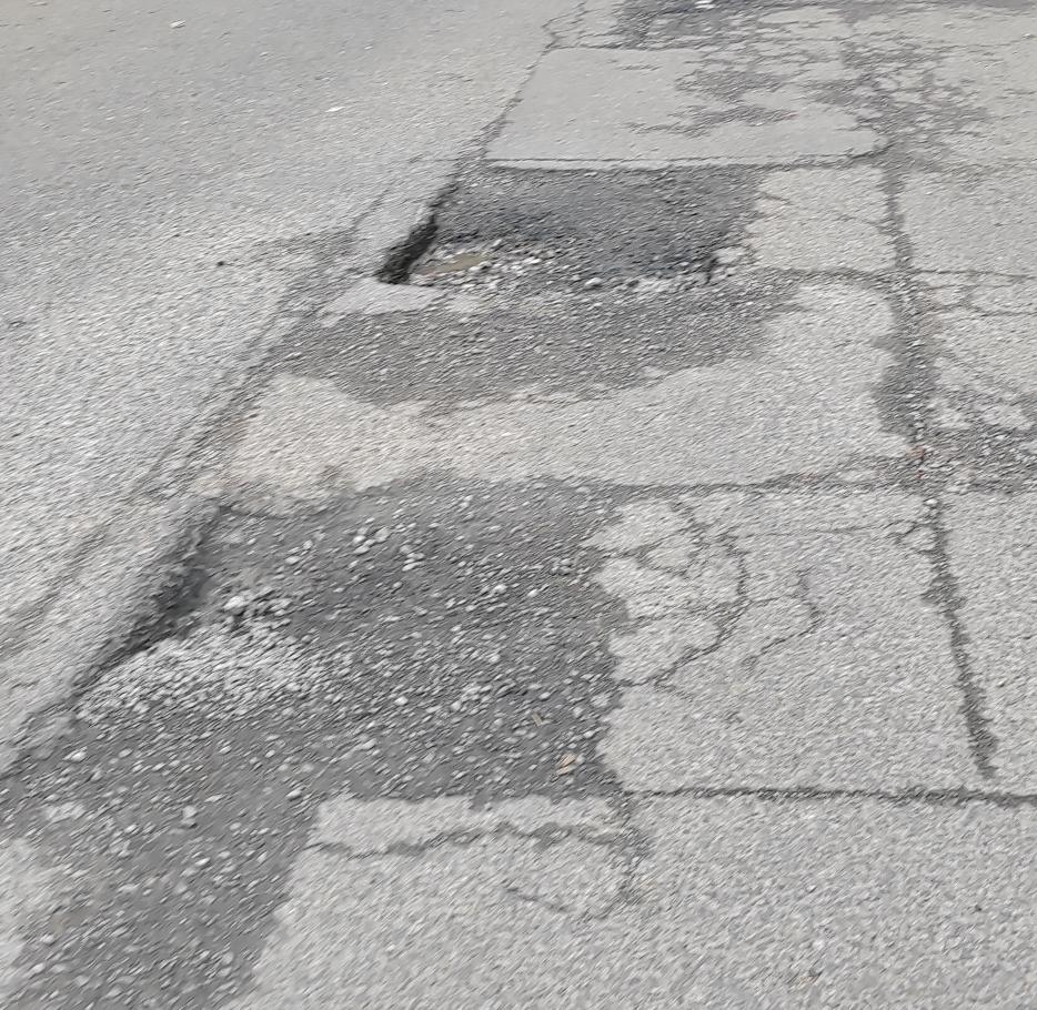 平顶山市的老城区，还能找到一条平平坦坦的非机动车道吗？
骑车几乎走遍了平顶山老城