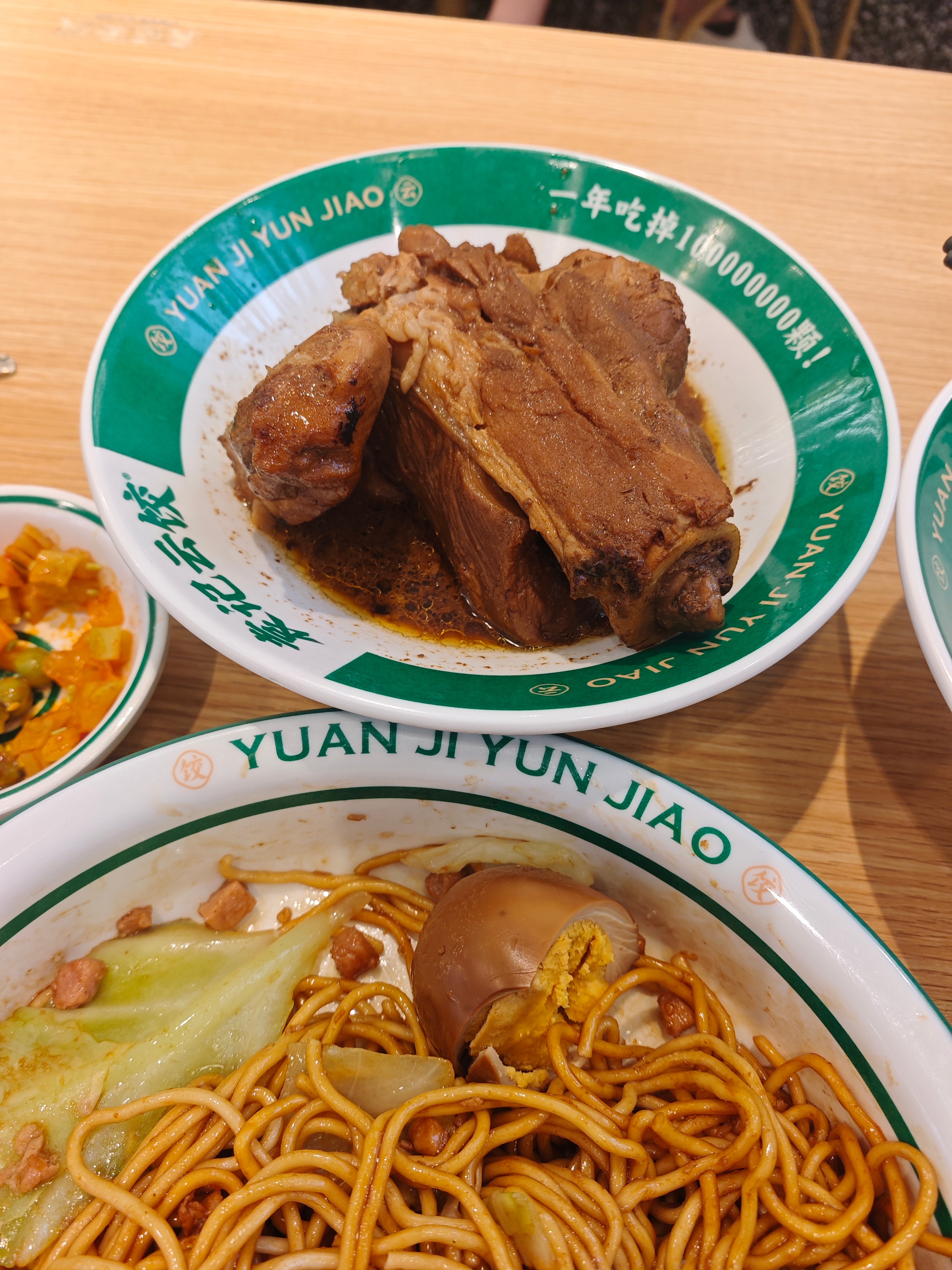 早上为国护盘后，去游泳馆游了1000m中午整一个酱骨+肉沫拌面后，给我吃力竭了[