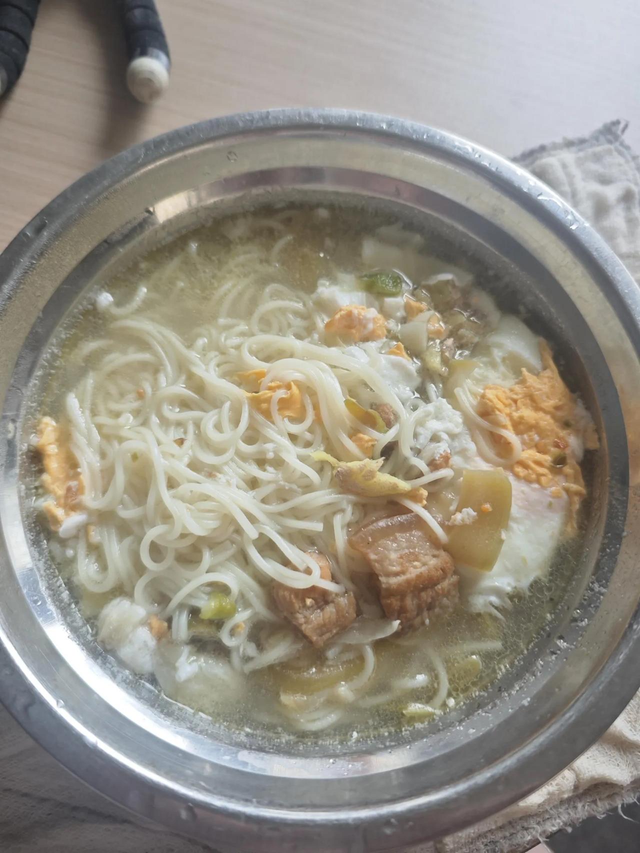 关于我的一个亲戚给我介绍对象，说人老实，人不怎么好看，但是很优秀，家里有房，还有