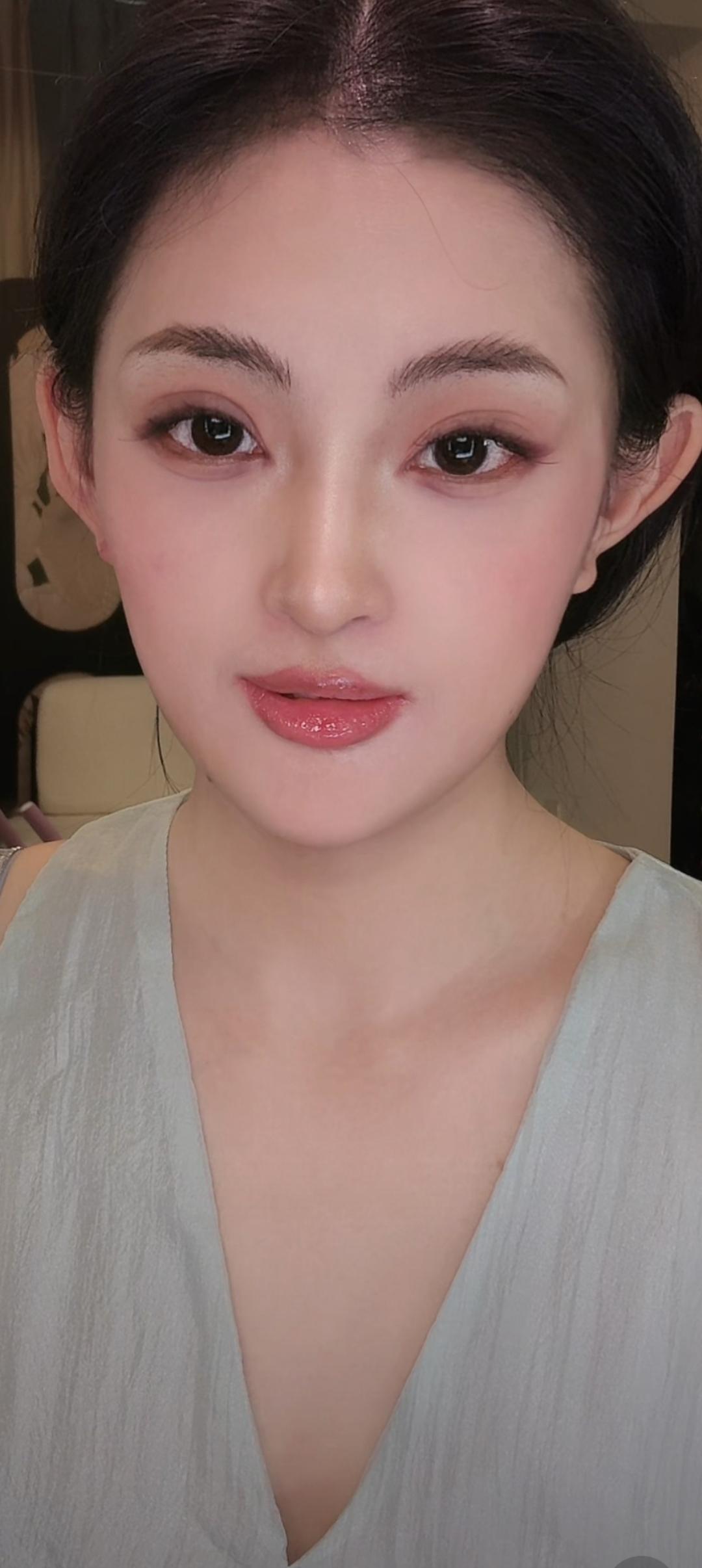 这位美女化妆好精致！