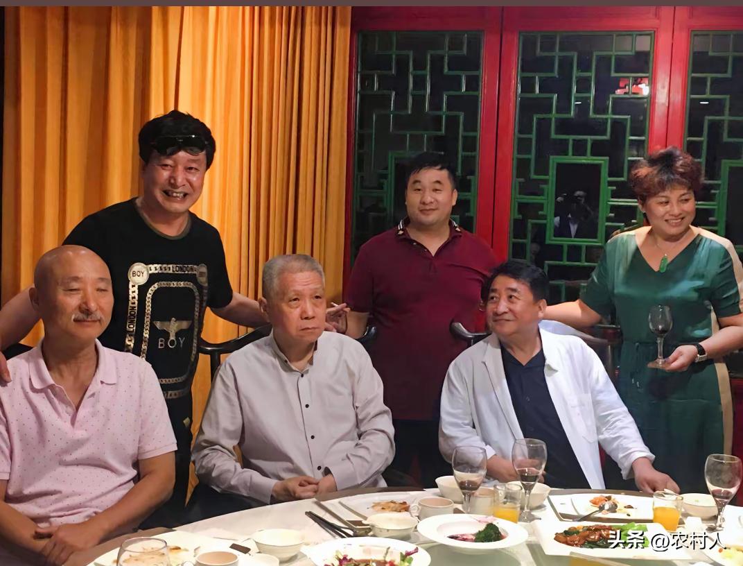 这是姜昆老师和朋友一块吃饭的场景，你们知道左边这两位是谁吗？