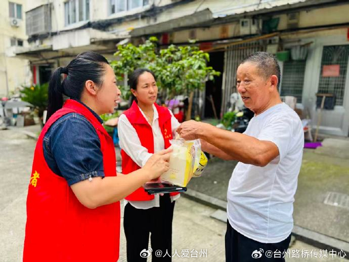 台州路桥生日祝福送到家暖透高龄老人心坎 近日，台州路桥。路北街道阳光社区携手屋里