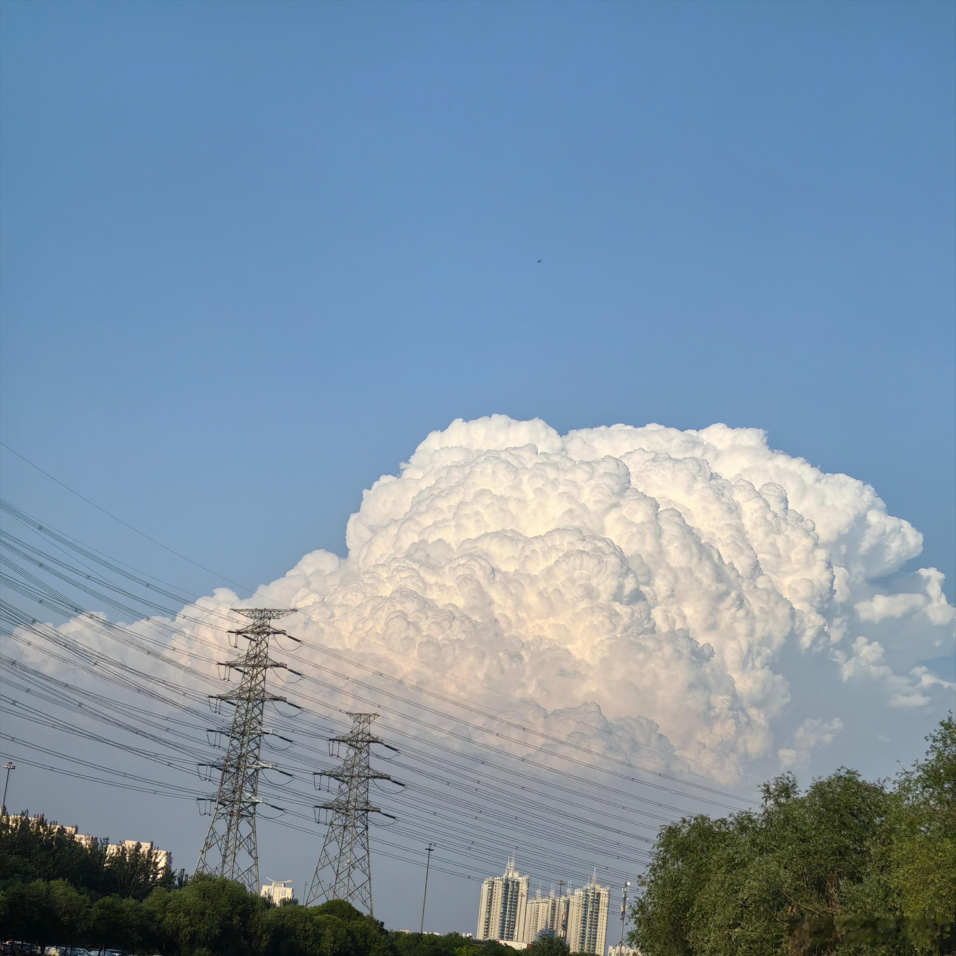 你那么普通却那么快乐凭什么你翻朋友圈，看见那个成绩不如你、工作不如你、样样不如你