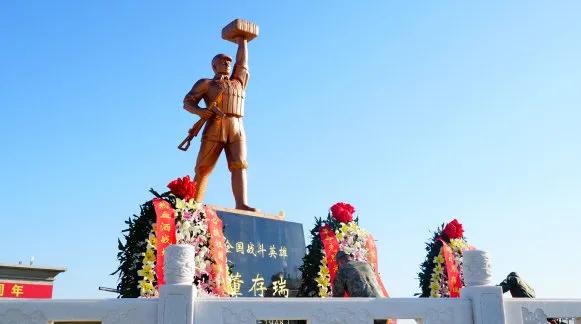 今天清晨，第78集团军某旅董存瑞生前所在部队全体官兵举行仪式，隆重纪念战斗英雄董