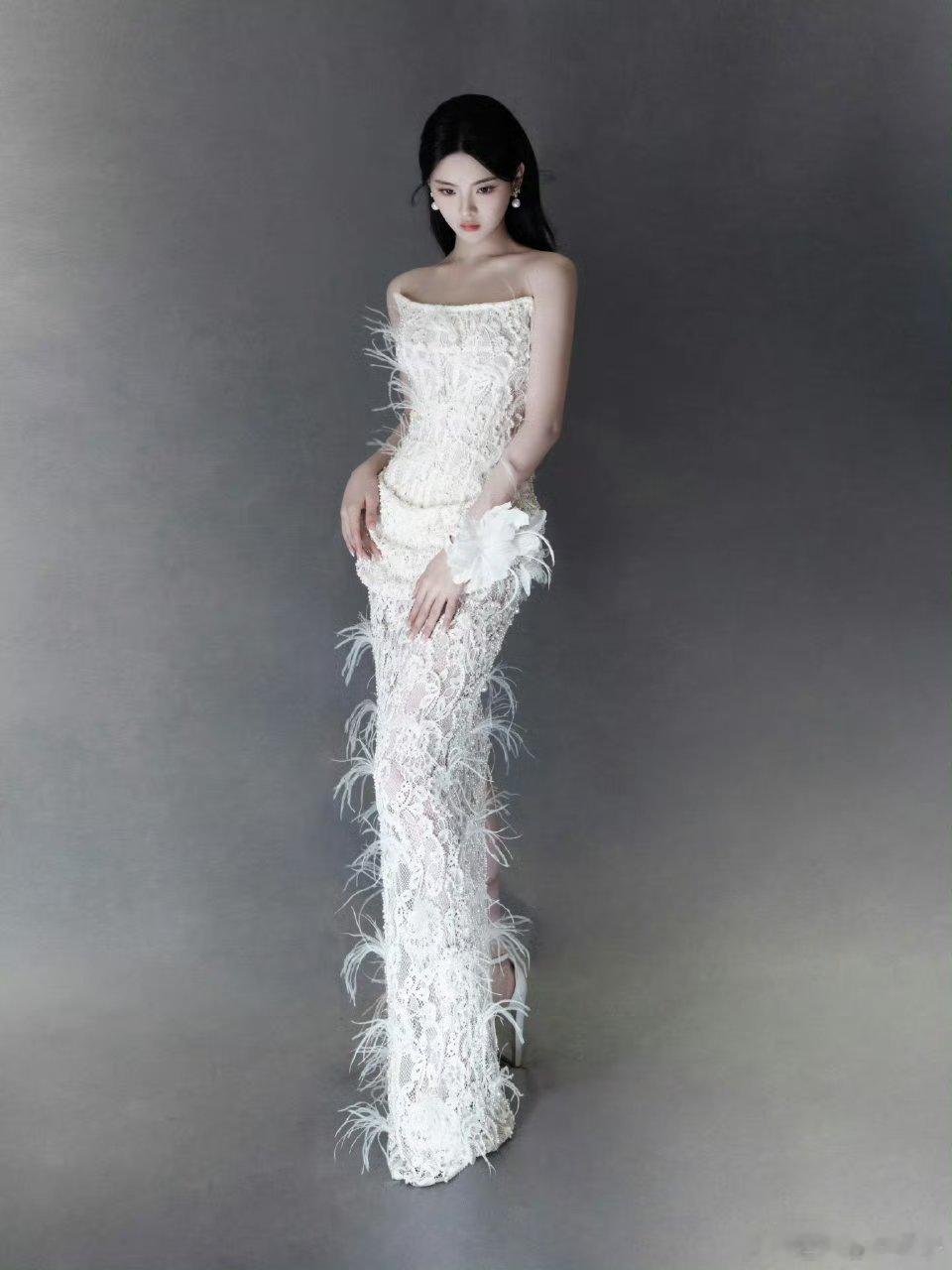 卢昱晓杨超越撞衫 ，拍照谁碰沈月谁输，撞衫谁撞杨超越谁输，超越还是太全面了 