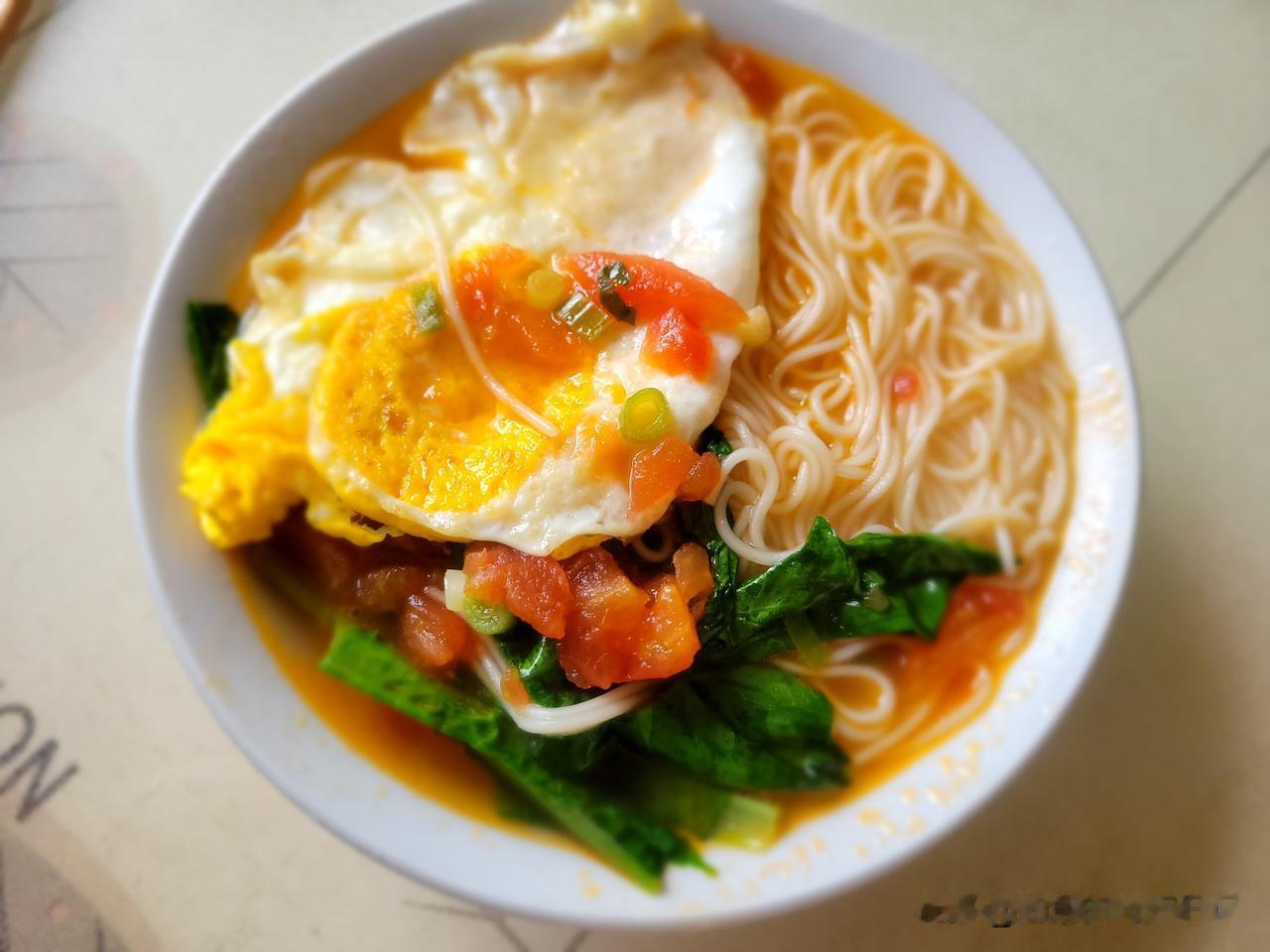 今天早晨，我早早就赶到小妹家，给外甥女做高考早餐。给她做了简单的西红柿煎蛋热汤面