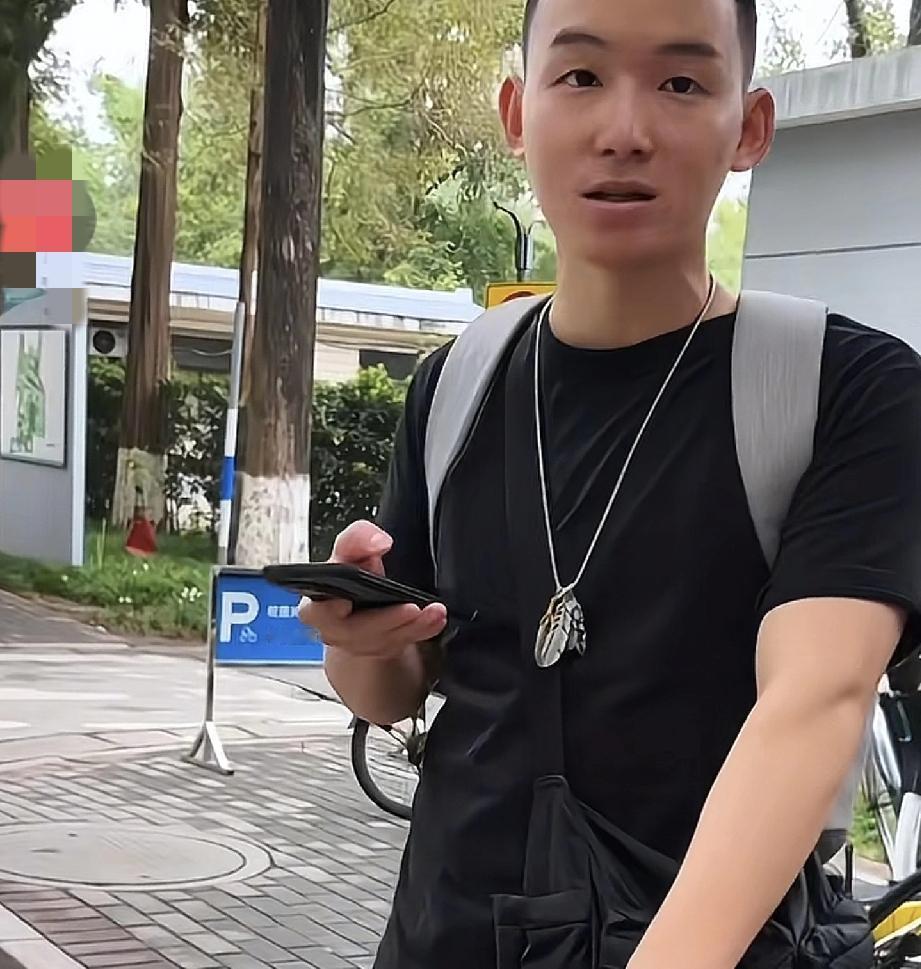谢浩男爸爸老谢今天晚上要睡不着了
盼星星盼月亮终于盼到浩男放假
也不知道老谢今天