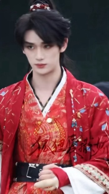 懵懵的草莓团子🤏🏻 