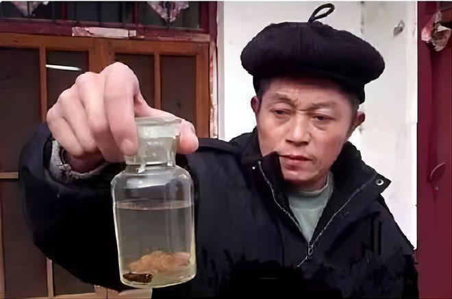 1979年，河南高材生大学即将毕业，眼看就要拿到“铁饭碗”，有天他突然昏倒在地，