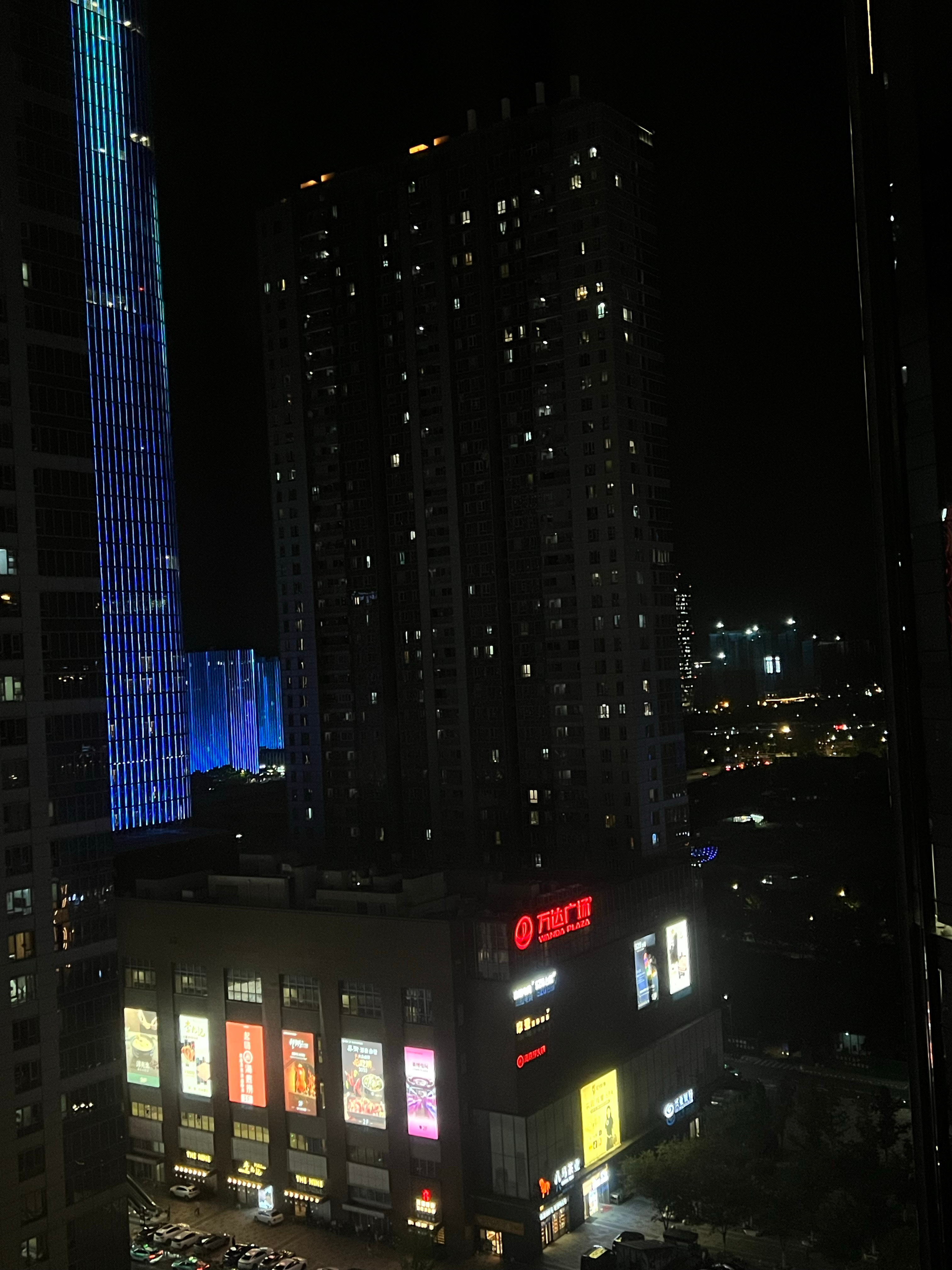 夜杭州，未来科技城惊鸿一瞥。这座栖于西溪湿地之畔的数字新城，夜色里楼宇灯火次第生