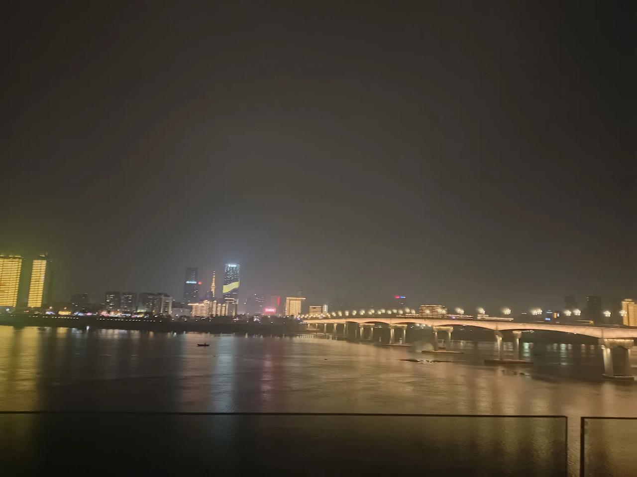 我是湘潭人，但是对株洲这座城市并不陌生，因为株洲市就在湘潭市的隔壁，因而株洲我去