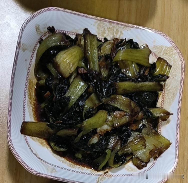 猜猜这是啥菜[捂脸]，这是公司雇的做饭大姐昨天中午做的，有人说是腌黄瓜[笑哭]。