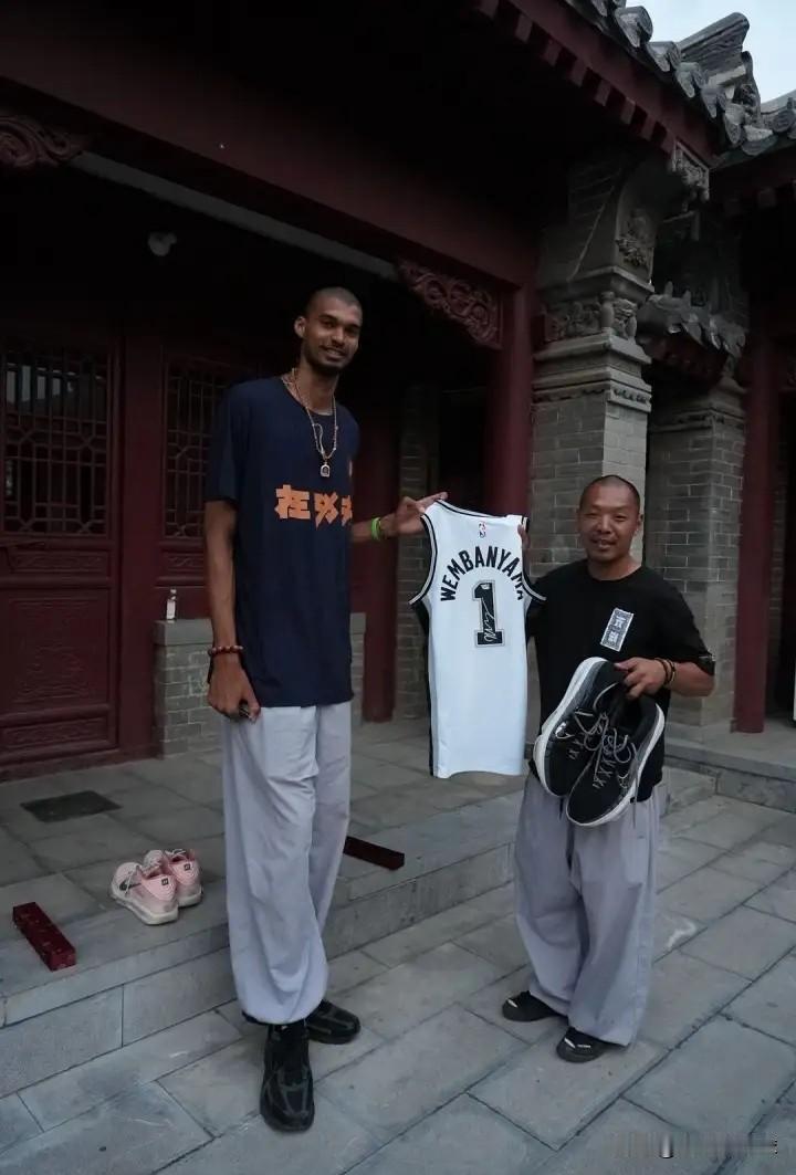文班亚马在少林寺修行时的恩师“延安”真是太会来事了！当马刺在西部决赛以4：3淘汰