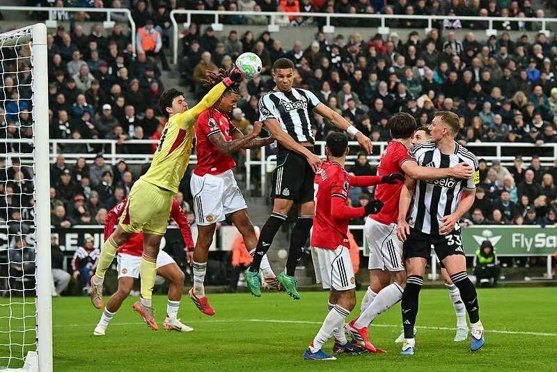 纽卡斯尔2-1曼联 奥苏拉绝杀英超纽卡斯尔联vs曼联 北京时间3月5日，英超第2