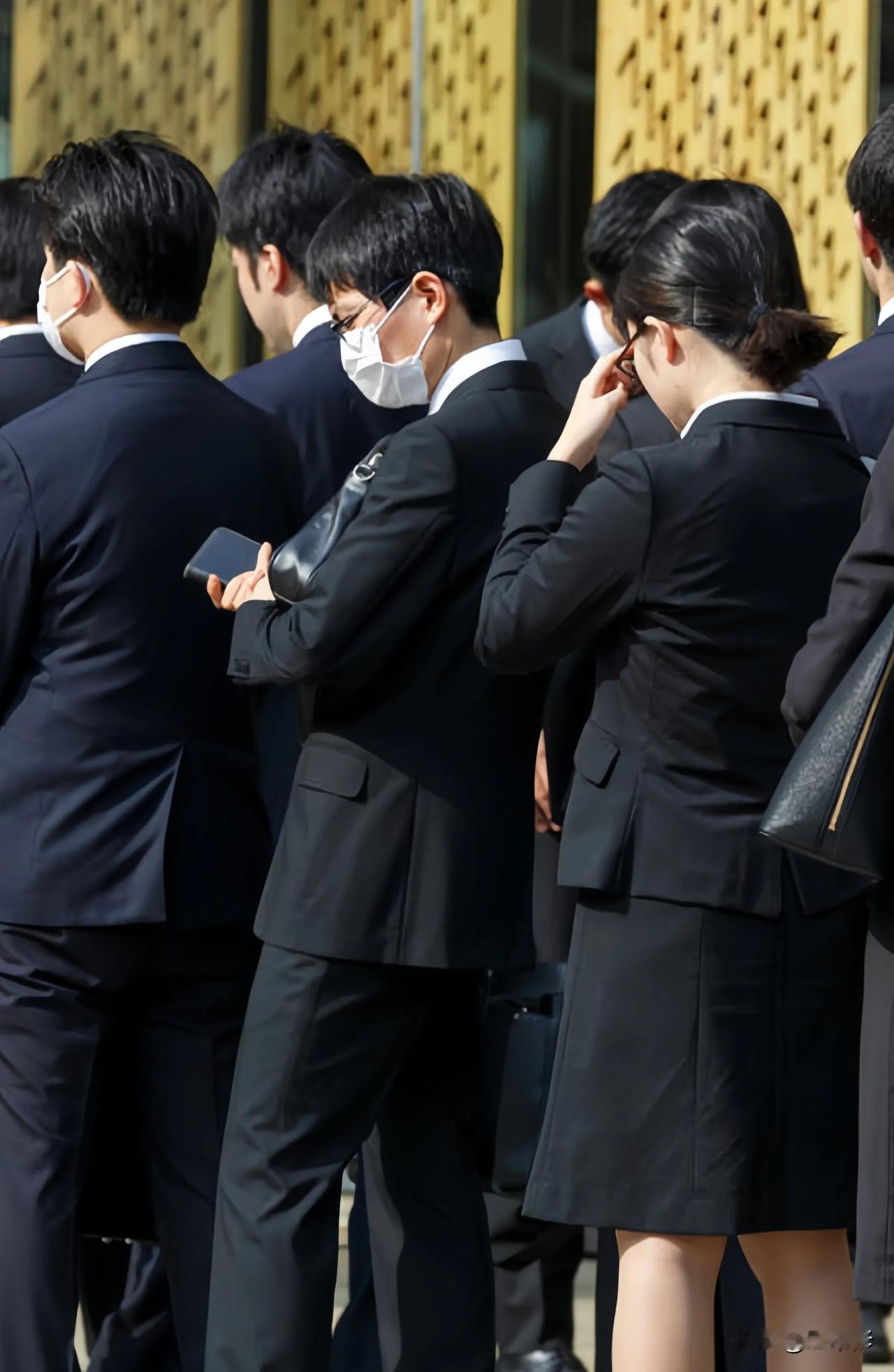 业务员工资20000+，公务员四五千，同时相亲，你以为前者完胜？结果丈母娘犹豫再