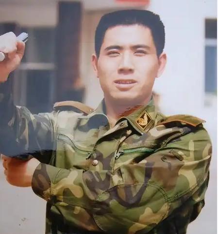1979年，内蒙古一名46岁的光棍收养了两个月大的弃婴，卖掉家里唯一的猪，含辛茹