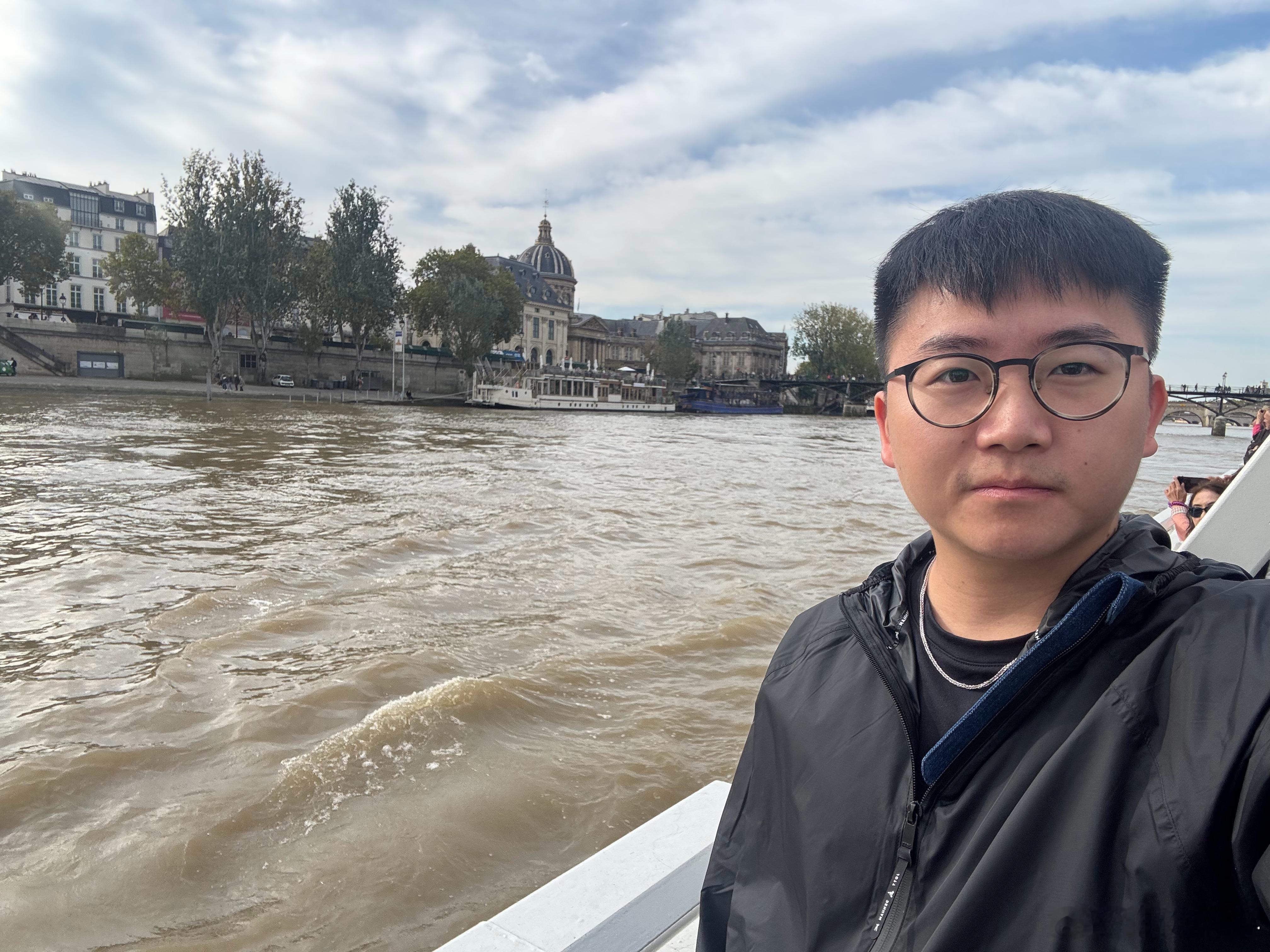 大爷拍的素颜巴黎火了有一说一素颜下的塞纳河水质也确实很一般，难怪搞不了铁人三项