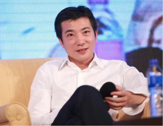 “赌徒”投资人蔡文胜，能踩中新一轮的风口吗？
2025年期间，投资人蔡文胜多次卖