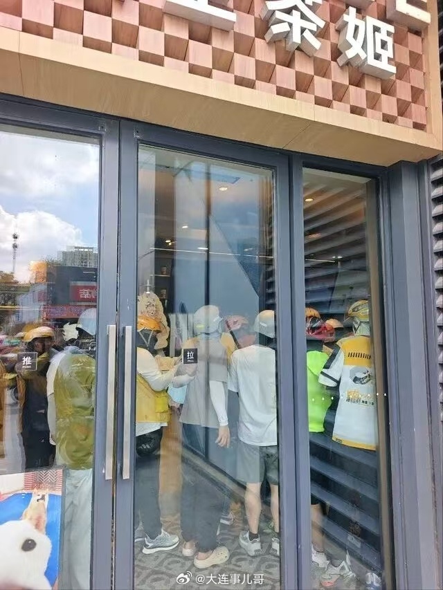 奶茶店爆单近400杯店员7点开始摇奶茶 立秋如约而至，“秋天的第一杯奶茶”准时刷