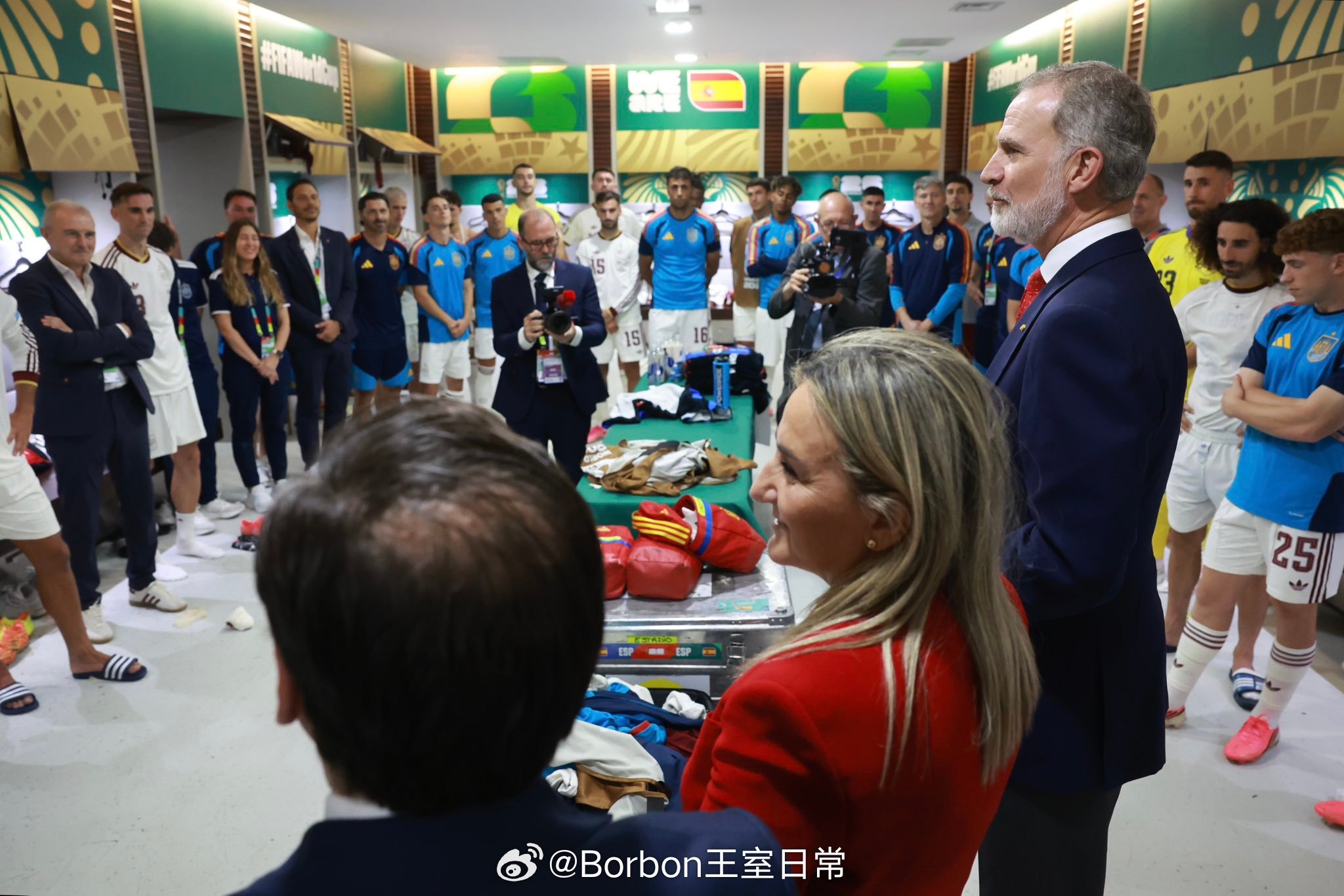 西班牙王室 西班牙1:0乌拉圭，费六在赛后前往更衣室，向球队表示祝贺！ 