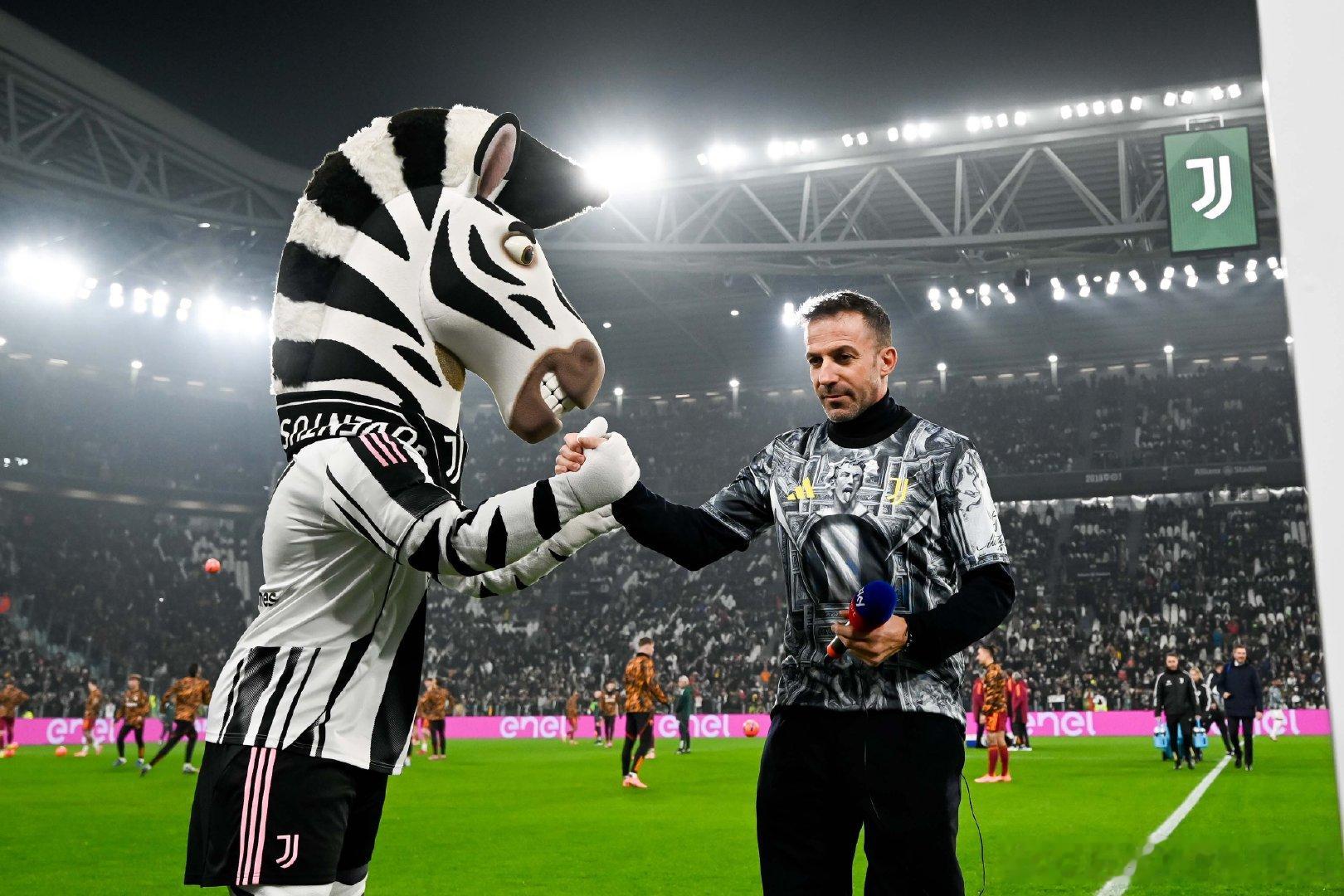 熟悉的身影回到球场☺️赛前热身，也多了一份特别的黑白🖤🤍    cr：尤文图