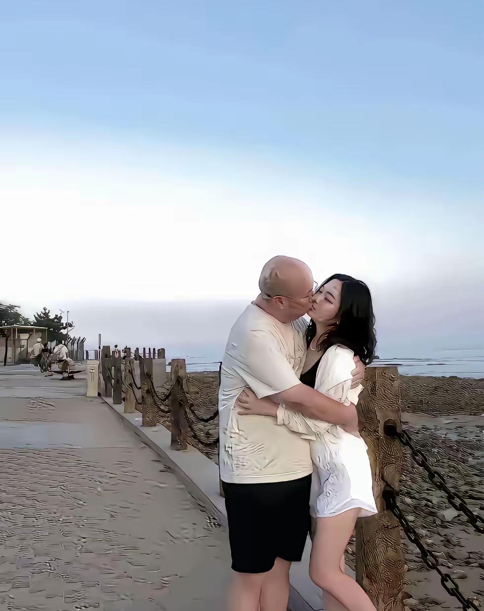 年龄大没关系，只要有足够的实力，一样有小美女爱你！