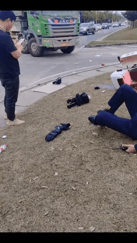 这是撞交警了吗？