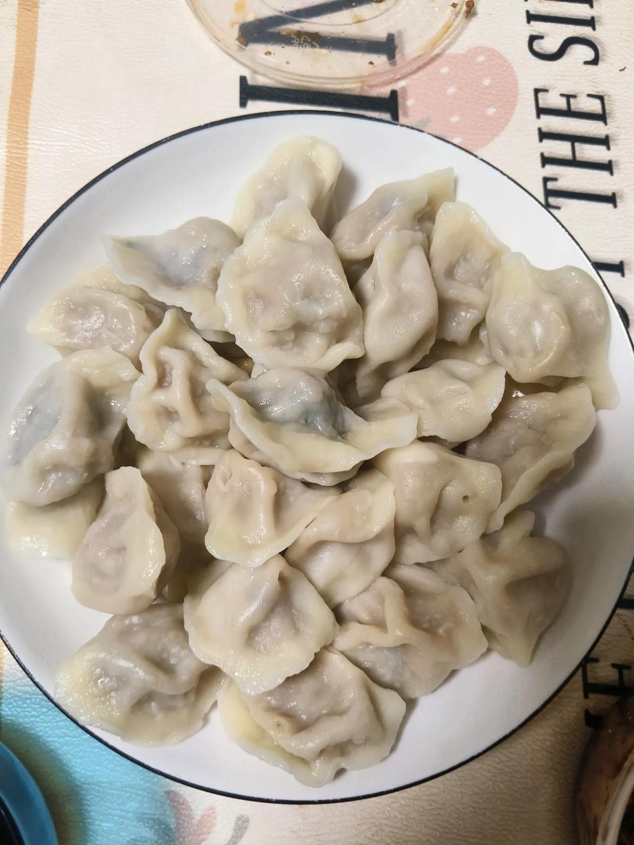 今天晚上吃的饺子少了灵魂
好在包饺子的水平没有下降多少
为什么说少了灵魂呢
吃饺