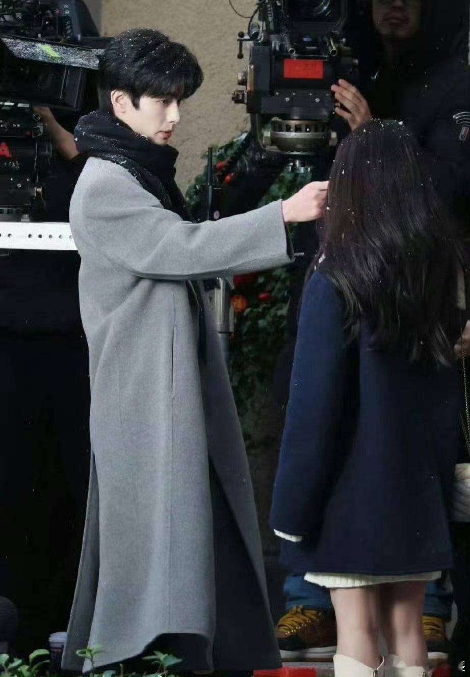 骄阳似我冬偶骄阳似我 谁还没看《骄阳似我》新海报？冬日氛围拉满，捧脸杀超甜，眼神