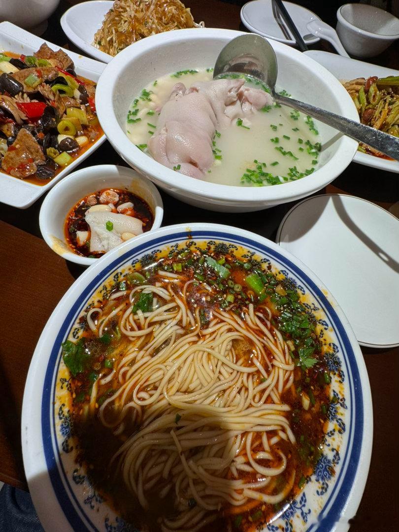 和两个女同事吃饭我说我拍个照片发给我老婆，她问，你说你和谁吃饭呢，我说和你们啊。