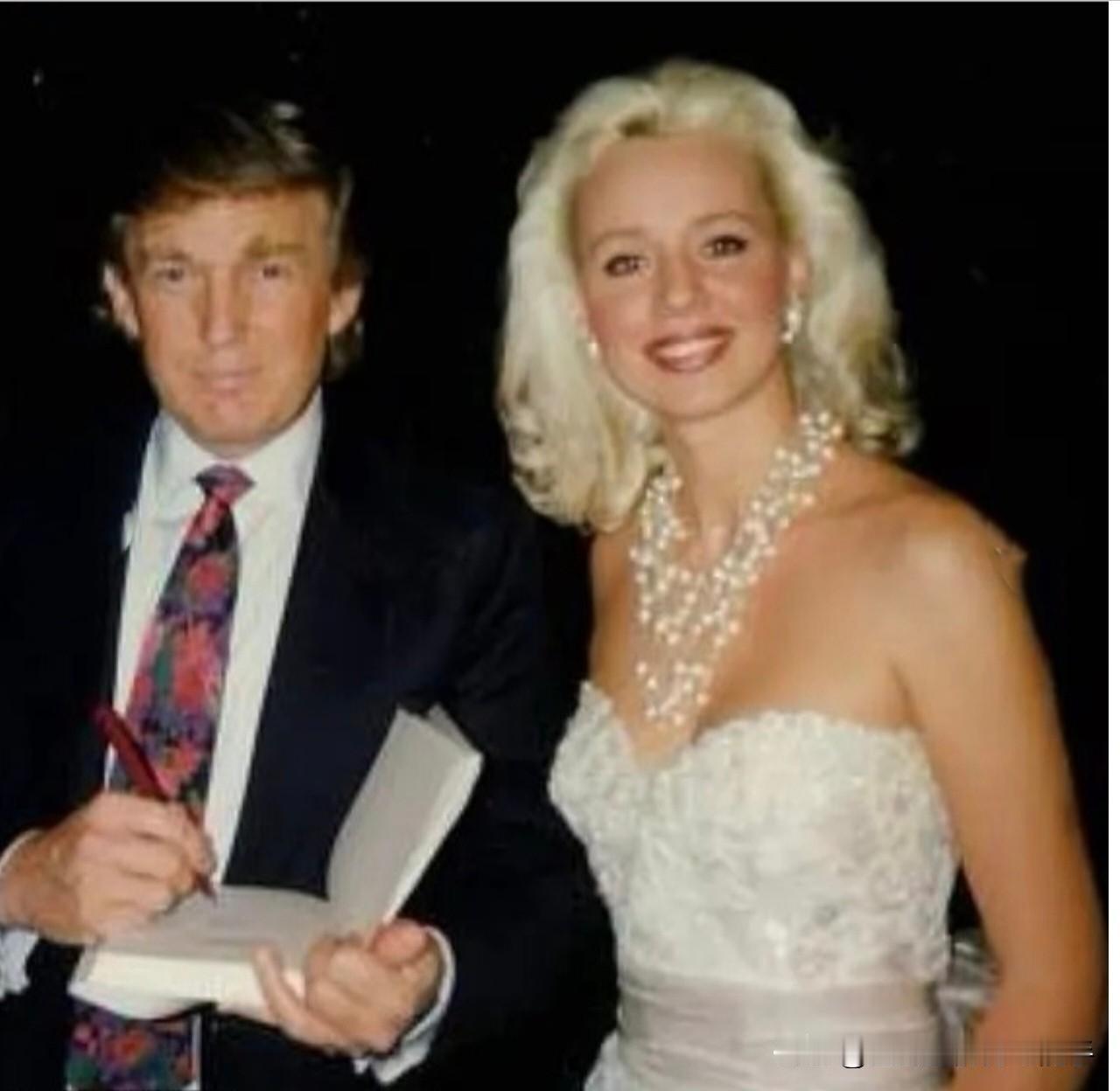 从1996年起，特朗普就拿下了环球小姐组织的控制权，旗下一并掌管环球小姐、美国小