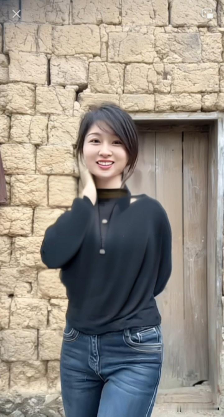 这姑娘站在土墙前，笑得十分开心，让我忆起在涉县大洼所见之景。那里山势险峻，岩层裸