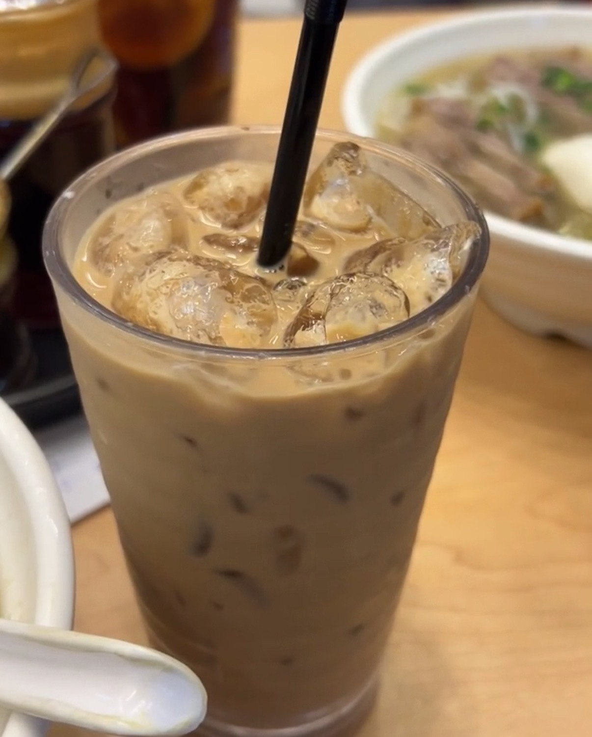如何正确请同事喝奶茶职场请客讲究舒服自在，不用盲目全员安排。找准合适时机，把握分