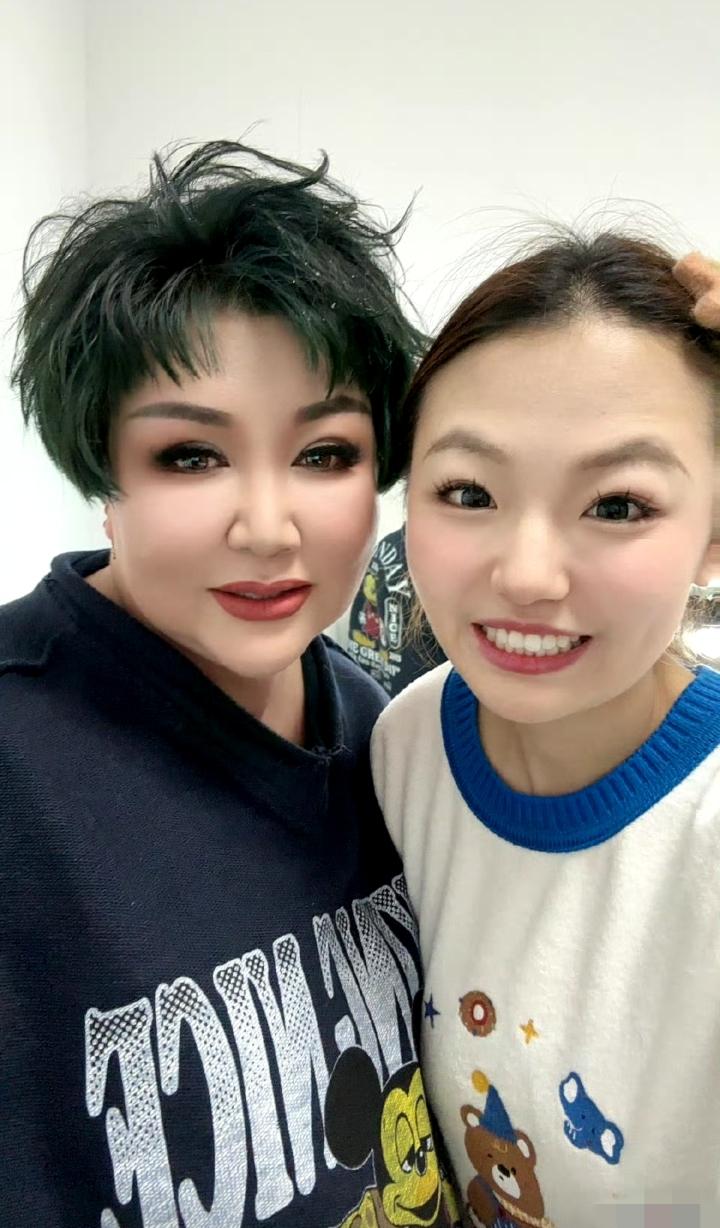 哈哈，赵芸一拜师王惠两周年，发文感恩，短短八个字，言尽幸福！8月29日零点，赵芸