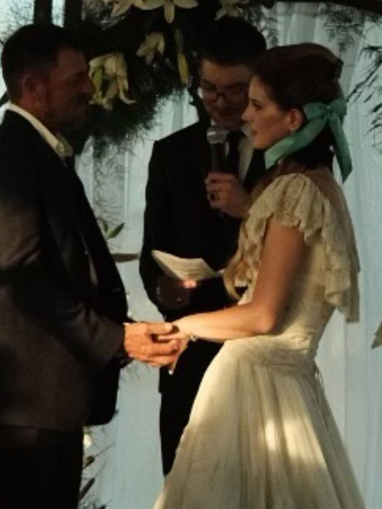 打雷姐分享和老公鳄鱼哥婚纱照享受婚姻生活中的打雷姐Lana Del Rey首次分