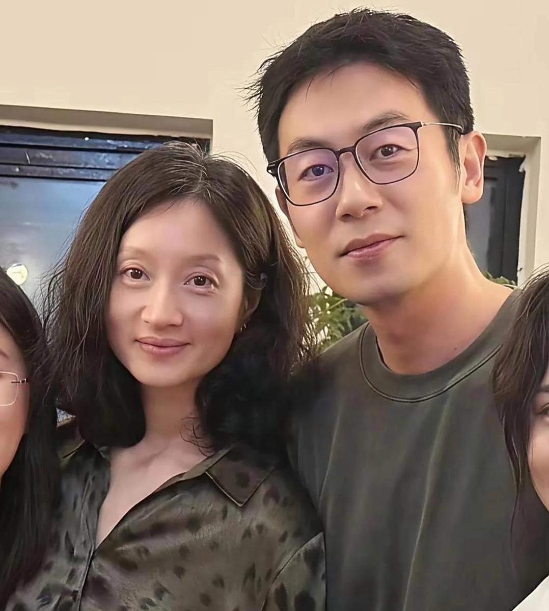 镜头怼脸都不化妆，她凭啥？原来她有自己的底气沈佳妮素颜出街，连口红都不带。剧组里