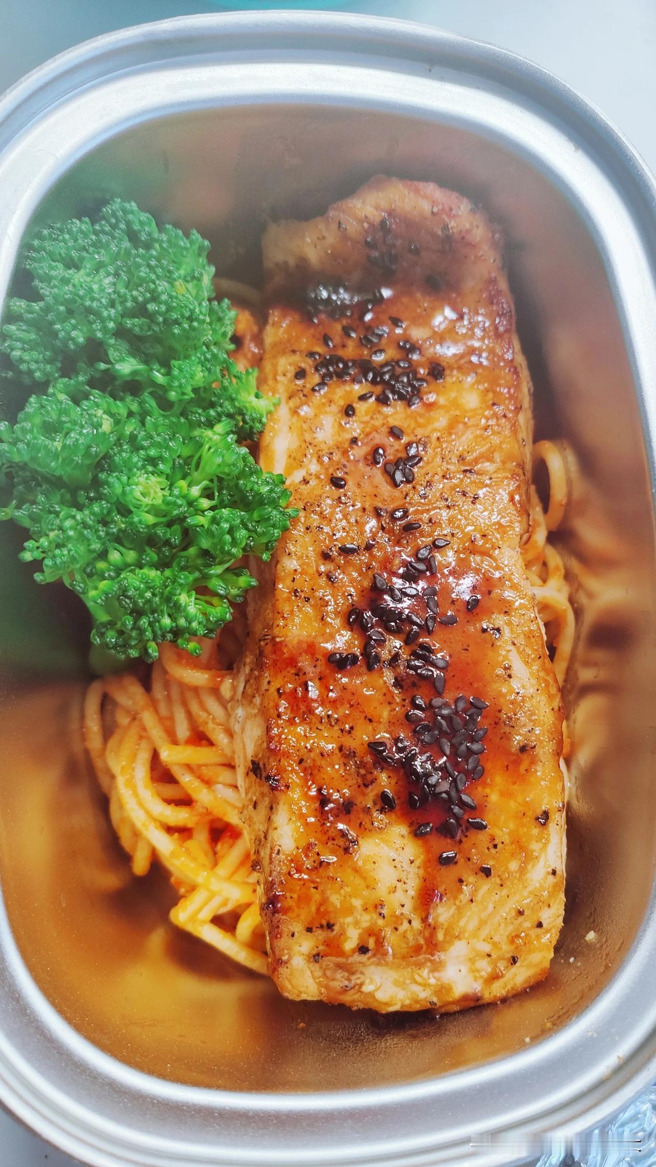 加拿大的中学生可以自带午餐，在学校餐厅吃，或者出校园吃饭和取外卖。
我家在阿尔伯