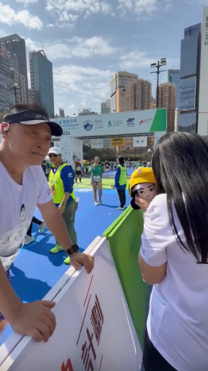 【同事带香港殉职消防员编号跑马拉松】同事替香港殉职消防员完成心愿今日份感动+1~