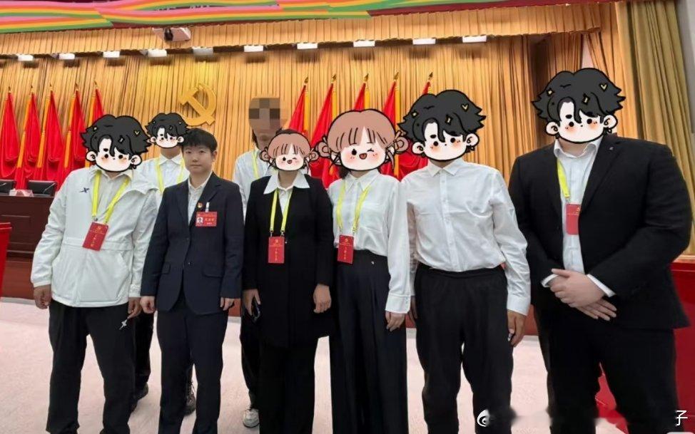 孙颖莎穿西装 参加会议身着西装的孙颖莎🤵🏻♀️📷 