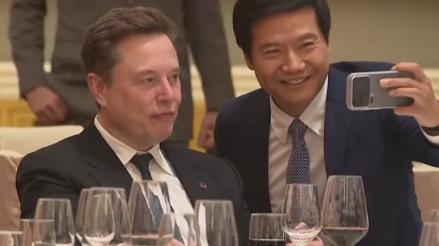 马斯克国宴上直接上手抓干果吃，埋头干饭！雷军库克来合影他坐着不动，这松弛感谁顶得
