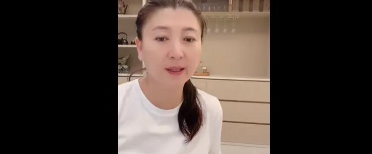 近日，内地演员闫学晶，在直播间透露，她32岁的儿子年收入仅几十万元，却需要负担全