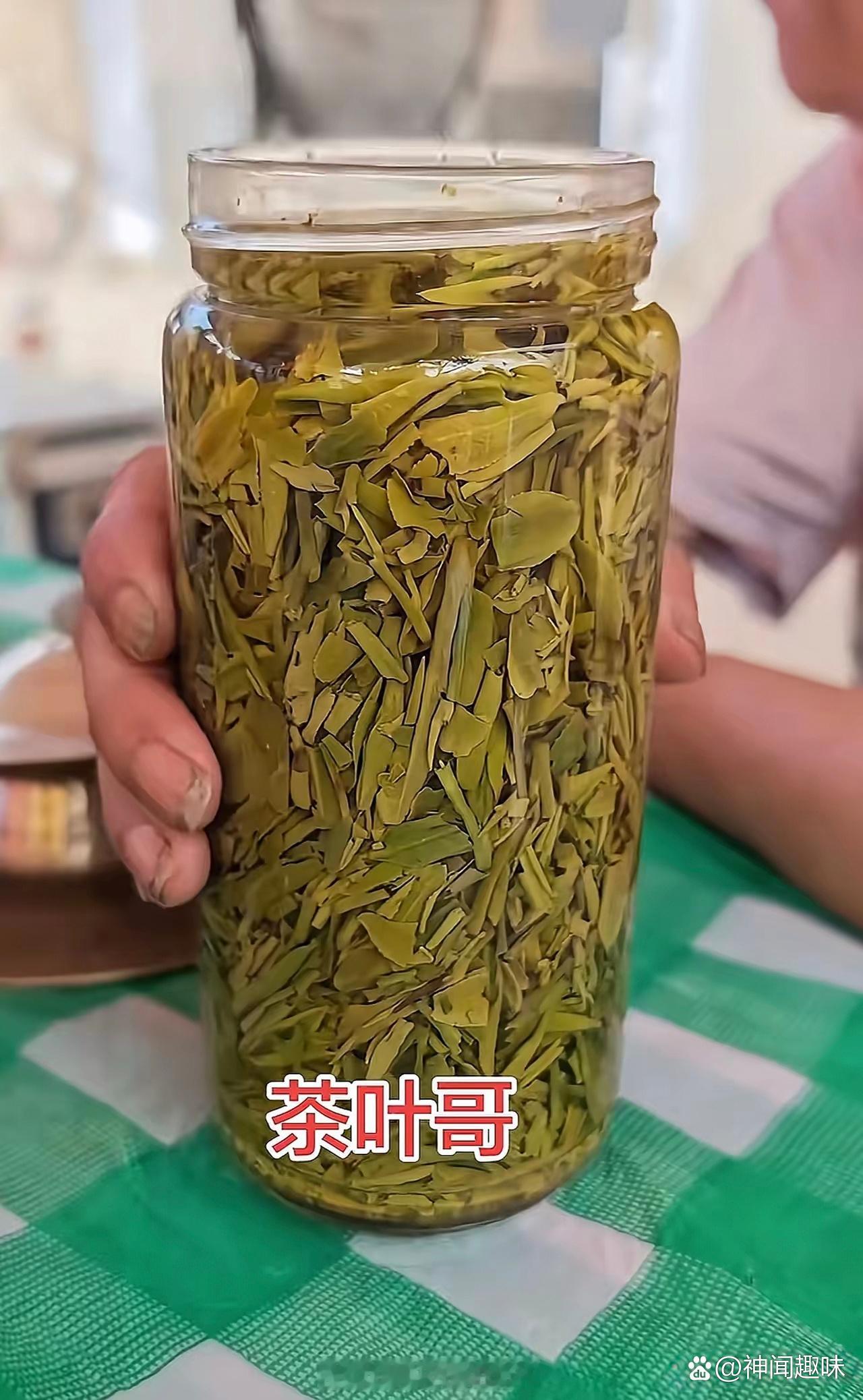 这大哥是多爱喝茶叶 
