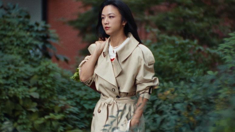 汤唯Burberry电影感 汤唯抱着购物袋急匆匆赶回家的样子太有画面感！盛八宝饭