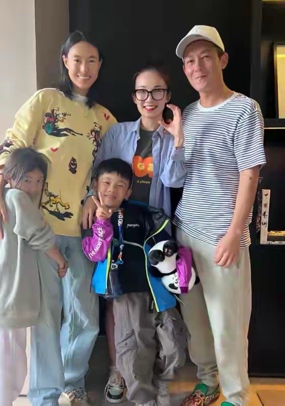 陈冠希近照断崖式衰老，头发全白脸垮身材瘪，为女庆生同框像爷孙 