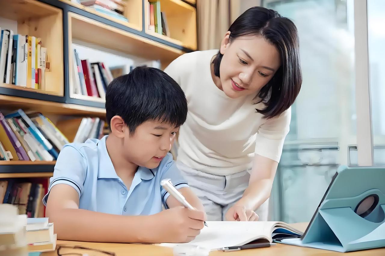 这是一个关于价值观和教育目标的重要问题，实际上，孩子的成绩和品德都具有重要意义，