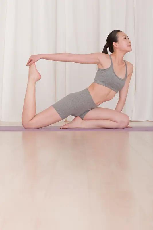 减肚子上的肉，得从饮食和运动两方面下手。饮食上，要少吃高热量、高脂肪的食物，像炸