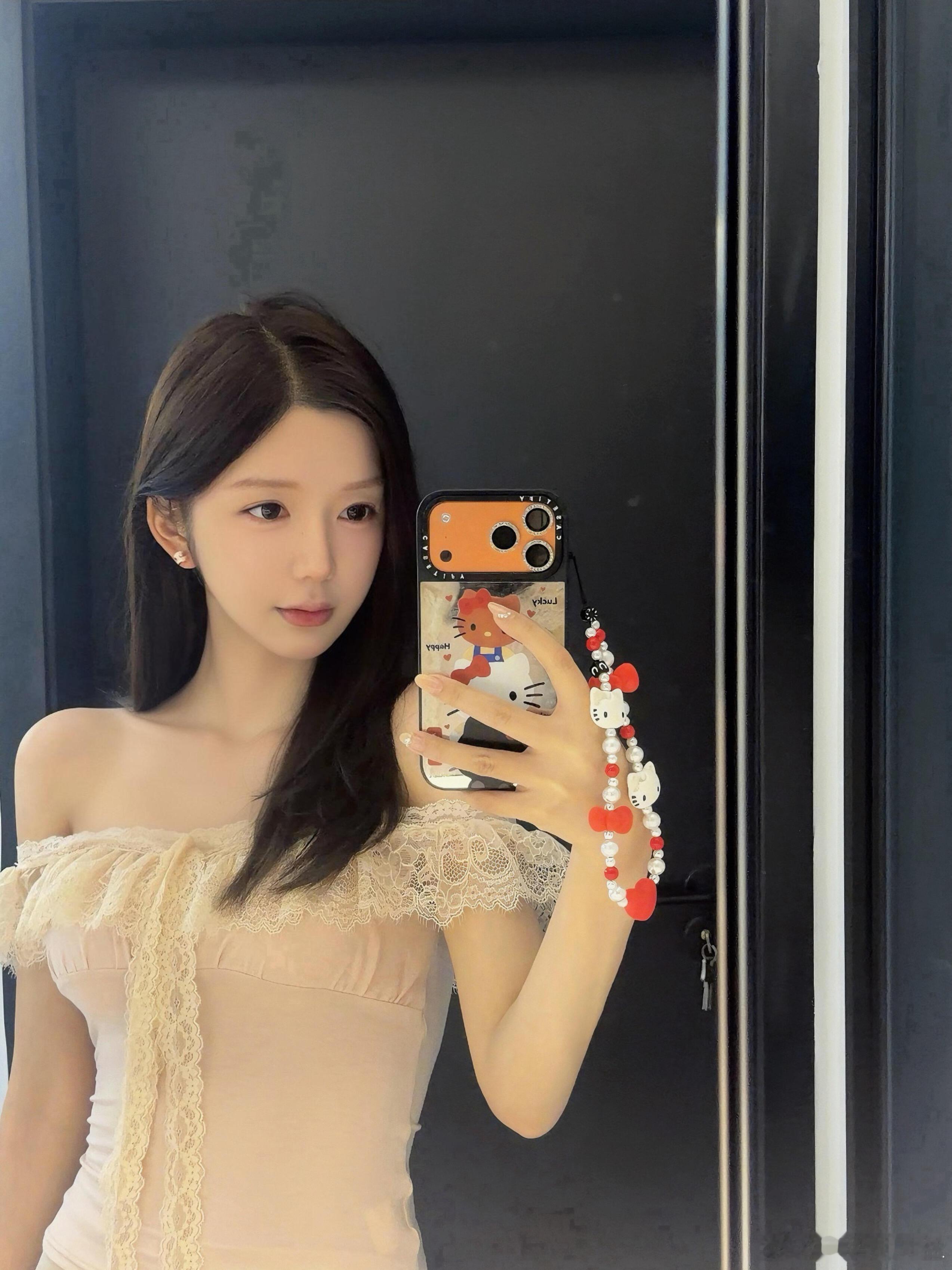 出门前的美貌确认 