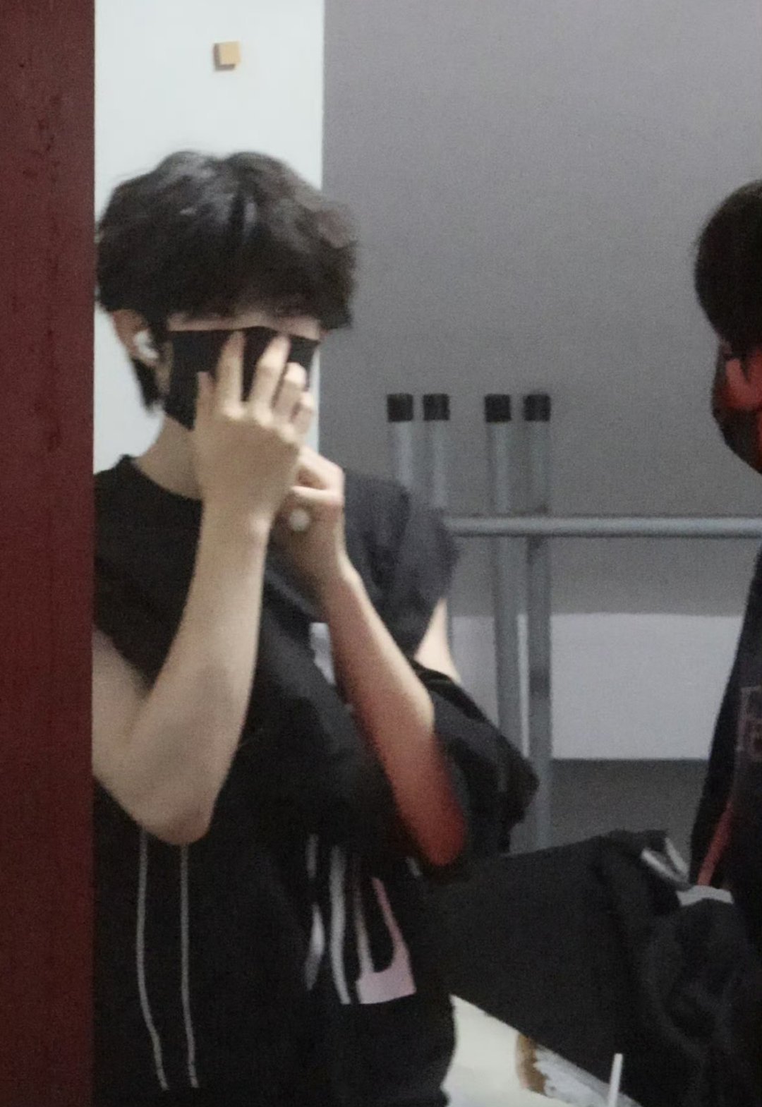 陈奕恒手臂线条完全美味😋🥵陈奕恒把t恤穿成了无袖