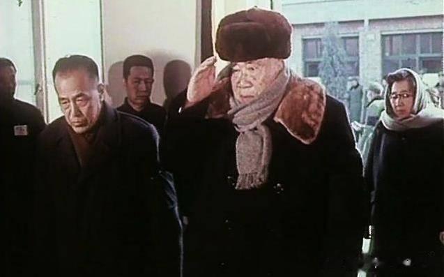 1976年，周总理去世后，年近90岁的朱德总司令，亲自来送这位昔日的战友最后一程